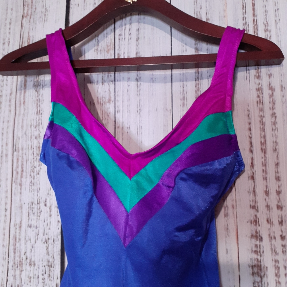 Slim Allure v neck color block swimsuit open back - Picture 2 of 10